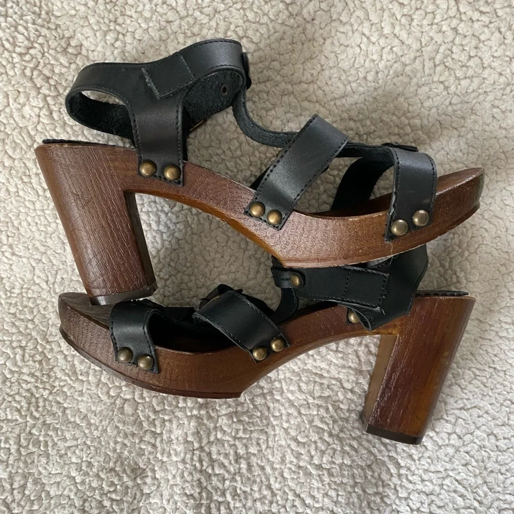 Retro style sandals with adjustable straps and block heel Size: 10 - XL